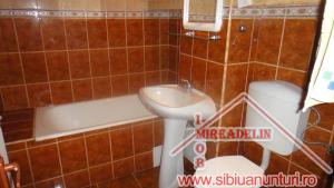 INCHIRIEZ APARTAMENT 4 CAMERE,   SEMAFORULUI