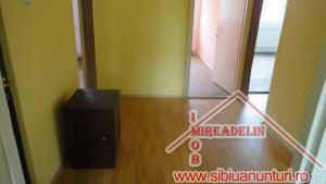 INCHIRIEZ APARTAMENT 4 CAMERE,   VASILE AARON
