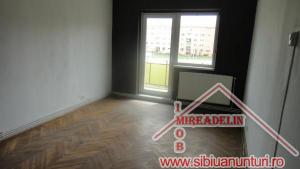 INCHIRIEZ APARTAMENT 4 CAMERE,   VASILE AARON