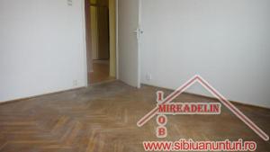 INCHIRIEZ APARTAMENT 4 CAMERE,   VASILE AARON