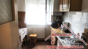 VAND APARTAMENT 2 CAMERE,   zona CEDONIA