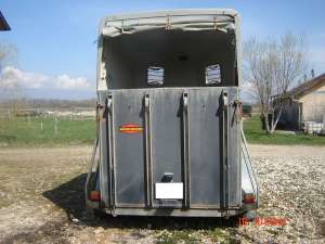 Vand remorca de transport pentru 2 cai marca Boeckmann,  fabricata in Germania,  inmatriculata Roman