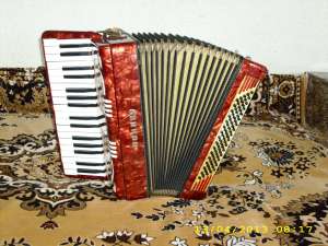 Vand acordeon Hohner,   80 basi(supita),   stare foarte buna