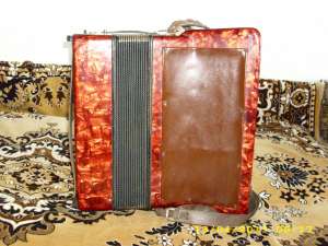 Vand acordeon Hohner,   80 basi(supita),   stare foarte buna