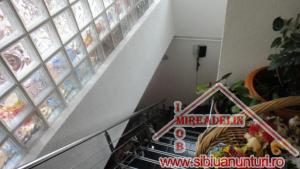 VAND CASA + 2 SPATII COMERCIALE,    ZONA STRAZII 9 MAI
