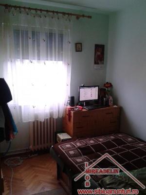 INCHIRIEZ APARTAMENT 3 camere Mihai Viteazu
