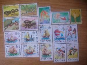 Vand colectie 1700 timbre stampilate romanesti si  straine (din care 500 dubluri)