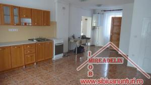 INCHIRIEZ CASA P+M,   ZONA COMPA