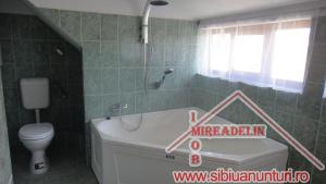 INCHIRIEZ CASA P+M,   ZONA COMPA