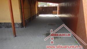 INCHIRIEZ CASA P+M,   ZONA COMPA
