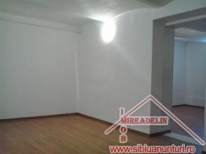 INCHIRIEZ APARTAMENT 2 CAMERE LA CASA ZONA CENTRALA