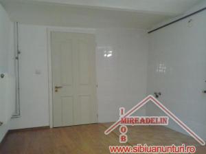 INCHIRIEZ APARTAMENT 2 CAMERE LA CASA ZONA CENTRALA