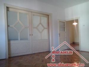 VAND APARTAMENT 3 CAMERE LA CASA ,   ZONA STEFAN CEL MARE