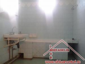 VAND APARTAMENT 3 CAMERE LA CASA ,   ZONA STEFAN CEL MARE