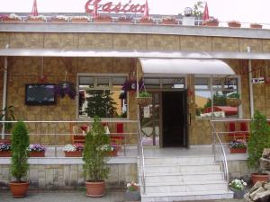 Vand restaurant cu trei terase sigradina de vara in Tg.Ocna-central