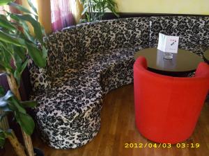 VAND MOBILIER BAR,                     CAFENEA,                     CLUB