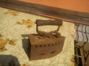 Vand fier de călcat vechi de peste 150 ani