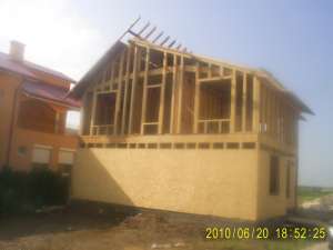 Case la cheie din lemn sau pe structura din lemn