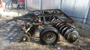 vand tractor u650, plug, disc, semanatoare, grapa stelata