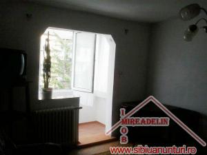 INCHIRIEZ APARTAMENT 3 camere  Zona Mihai Viteazu
