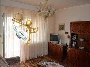 Se vinde un apartament cu 4 camere ,   zona Vasile Aaron