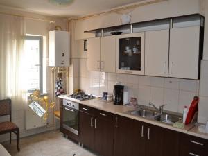 Se vinde un apartament cu 4 camere ,   zona Vasile Aaron