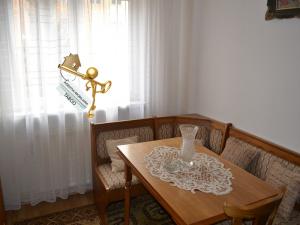 Se vinde un apartament cu 4 camere ,   zona Vasile Aaron