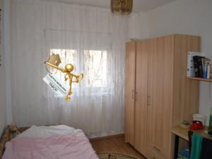 Se vinde un apartament cu 4 camere ,   zona Vasile Aaron