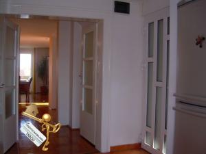 Apartament la casa ,   cu 4 camere ,   de vanzare