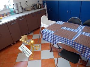 Apartament la casa ,   cu 4 camere ,   de vanzare