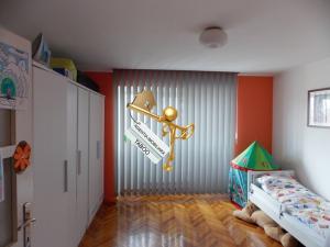 Apartament la casa ,   cu 4 camere ,   de vanzare