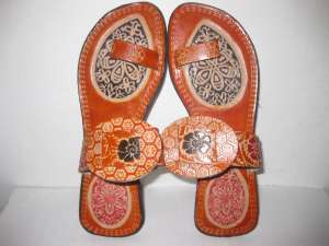 Vand haine,   accesorii,    bijuterii,    papuci cu motive indiene,    sariuri din India.