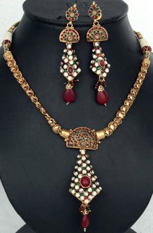 Vand haine,   accesorii,    bijuterii,    papuci cu motive indiene,    sariuri din India.