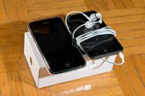 BUY BRAND NEW APPLE IPHONE 3GS 32GB SMART PHONE..
