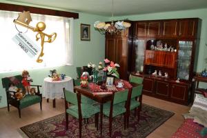 Casa cu 4 camere ,   zona Lupeni
