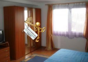 Se vinde o casa cu 6 camere ,   zona Turnisor
