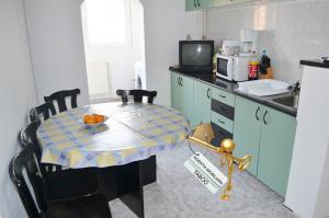 De inchiriat ,   un apartament cu 2 camere ,   zona Mihai Viteazu