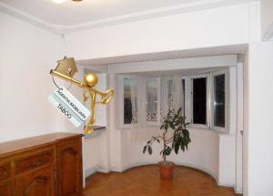 Se inchiriaza un apartament cu 5 camere ,   zona Scoala de Inot