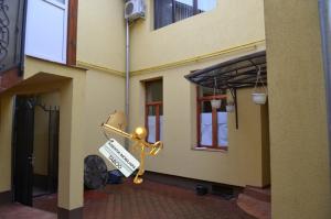 Se vinde o casa cu 7 camere ,   zona Justitiei