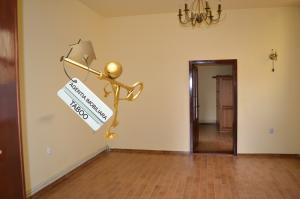 Se vinde o casa cu 7 camere ,   zona Justitiei