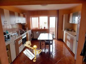 Se vinde un apartament cu2 camere ,   zona Tilisca