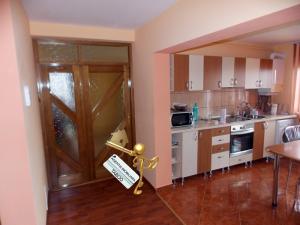 Se vinde un apartament cu2 camere ,   zona Tilisca
