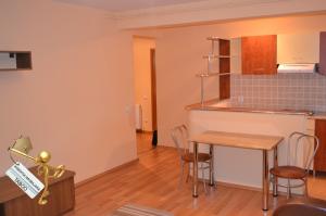 Se vinde un apartament cu 2 cdamere ,  zona Piata Rahova