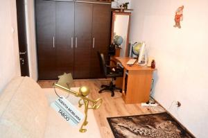 Se vinde un apartament cu 3 camere ,   zona Vasile Aaron