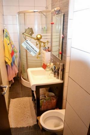 Se vinde un apartament cu 3 camere ,   zona Vasile Aaron