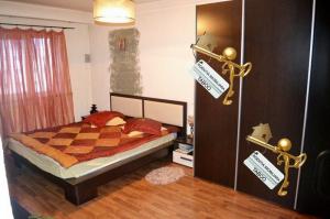 Se vinde un apartament cu 3 camere ,   zona Vasile Aaron