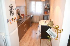 Se vinde un apartament cu 3 camere ,   zona Vasile Aaron