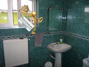 Apartament cu 3 camere ,  decomandat,   zona Orasul de Jos