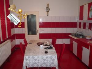 Apartament cu 3 camere ,  decomandat,   zona Orasul de Jos