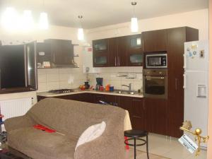 Se vinde un apartament cu 3 camere ,   in zona Lazaret ,   cu loc de parcare